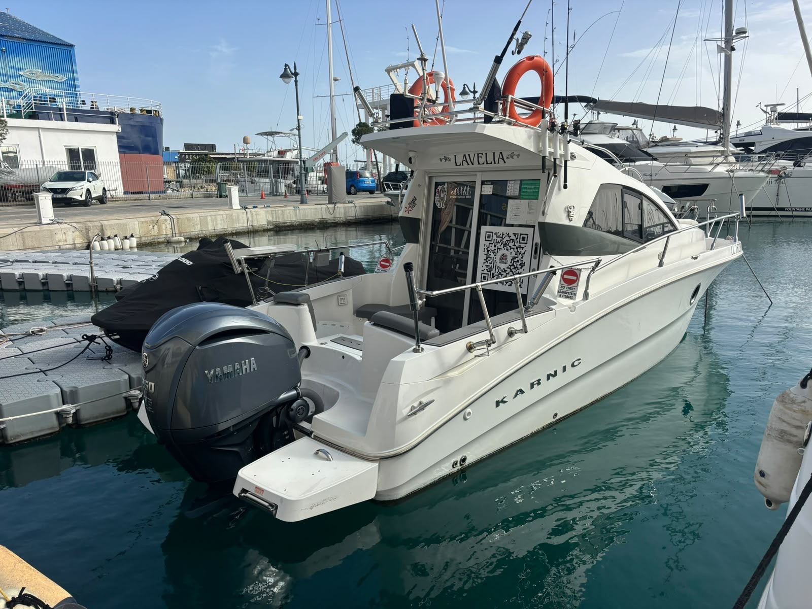 The small boat at its berth // Малая лодка у причала // Το μικρό σκάφος στη θέση του