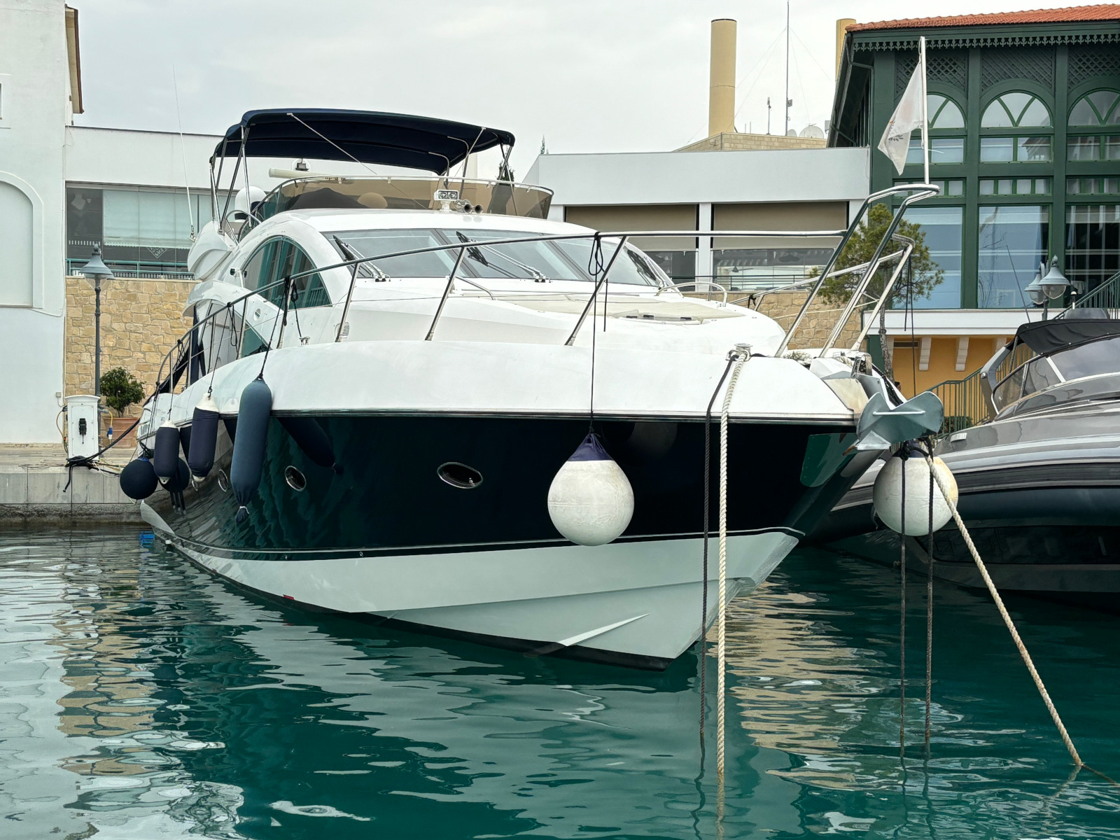 The sixty-foot yacht // 60-футовая яхта // Το σκάφος των 60 ποδιών