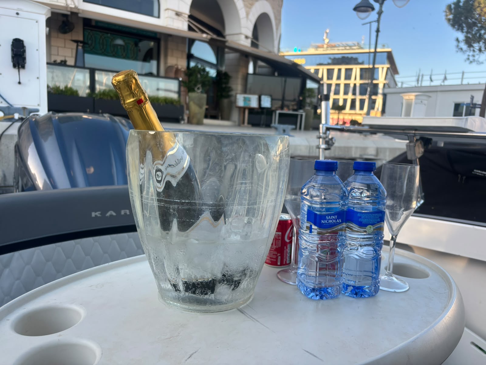 Chilled prosecco and cold drinks on board // Охлаждённое просекко и холодные напитки на борту // Παγωμένο prosecco και κρύα ποτά στο σκάφος